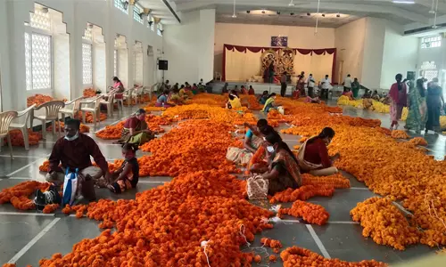 சேலத்தில் இருந்து திருப்பதி கோவிலுக்கு 5 டன் பூக்கள் அனுப்பி வைப்பு