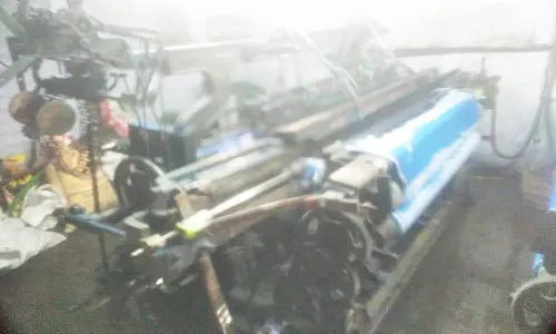 மின் கசிவால் விசைத்தறி எரிந்து நாசம்