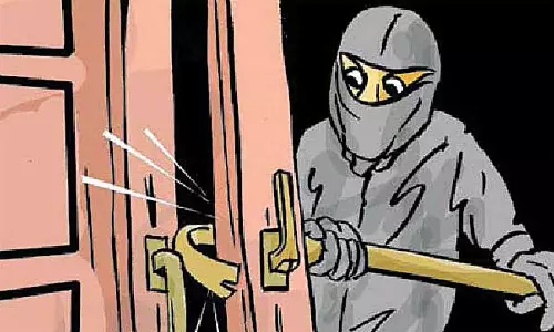 விவசாயி வீட்டில் 15 பவுன் நகை, பணம் கொள்ளை