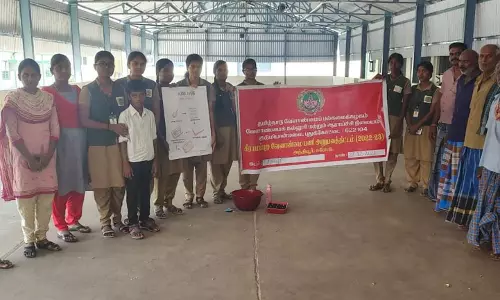 விதை நேர்த்தி பற்றி வேளாண் துறை கல்லூரி மாணவிகள் செயல் விளக்கம்