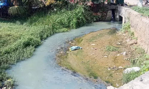 சாக்கடை கால்வாயில் பிளீச்சிங் கழிவுநீர் வெளியேற்றம்