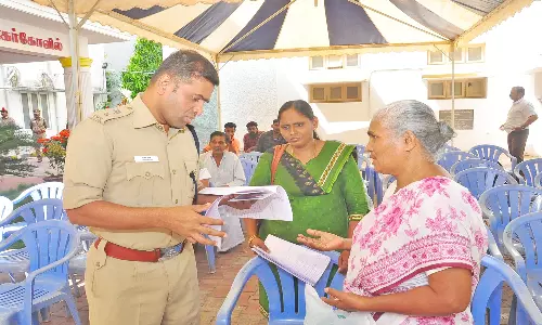 பொதுமக்களிடம் மனுக்கள் வாங்கிய போலீஸ் சூப்பிரண்டு