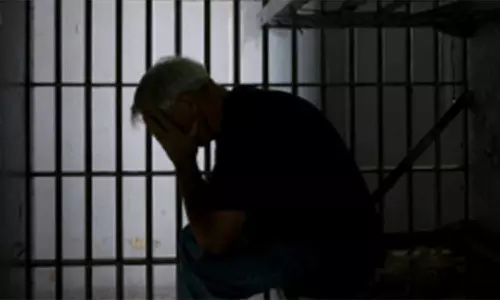 போலி குற்றச்சாட்டால் 2 ஆண்டு சிறைவாசம்- அரசாங்கத்திடம் ரூ.10,000 கோடி நஷ்ட ஈடு கேட்கும் நபர்