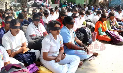 கைது செய்யப்பட்ட நர்சுகள் திருமண மண்டபத்தில் இருந்து வெளியேற்றம்: மாற்று வழியில் போராடுவதாக அறிவிப்பு