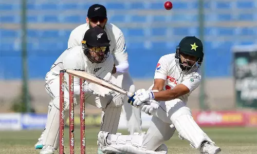நியூசிலாந்துக்கு எதிரான டெஸ்ட்: சாத் ஷகீல் முதல் சதம்- 3வது நாள் முடிவில் பாகிஸ்தான் 407/9