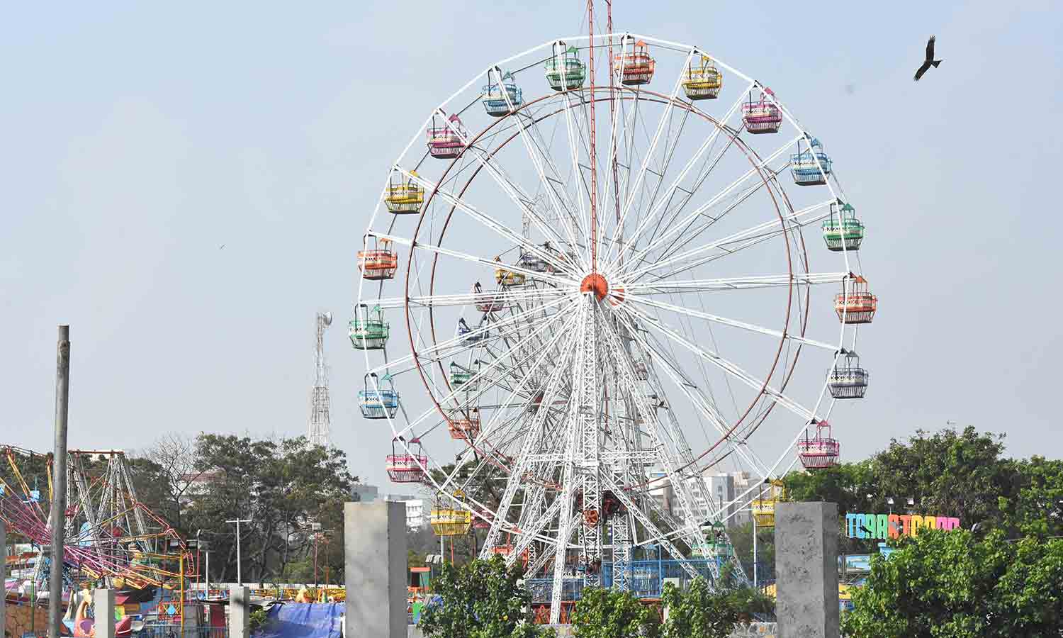 குழந்தைகள் முதல் பெரியவர்கள் வரை... கண்ணை கவரும் தீவுத்திடல்