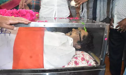 திருமகன் ஈவெரா உடலை பார்த்து கதறி அழுத பா.ஜ.க. பெண் எம்.எல்.ஏ.