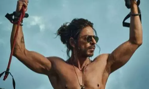 பதான் படத்துக்கு எதிர்ப்பு.. ஷாருக்கான் கட் அவுட் அடித்து உடைத்த பஜ்ரங்தள் தொண்டர்கள்