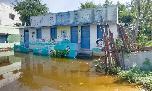 கழிவுநீர் சூழ்ந்ததால் பூட்டிக்கிடக்கும் அங்கன்வாடி மையம்