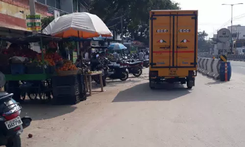 திருப்பூர்  பல்லடம்   சாலையில் ஆக்கிரமிப்புகளால் கடும் போக்குவரத்து நெரிசல்