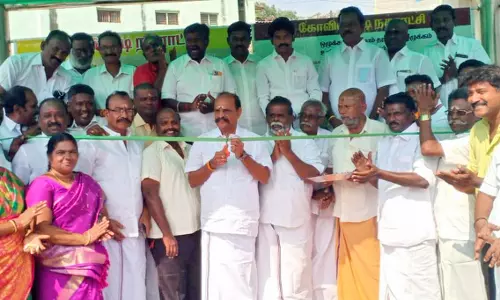 கோவில்பட்டியில் ரூ.9 லட்சத்தில் கட்டப்பட்ட பயணியர் நிழற்குடை - கடம்பூர் ராஜூ எம்.எல்.ஏ. திறந்து வைத்தார்