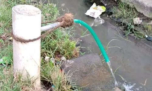 டவுன் கல்லணை பள்ளி எதிரே வீணாக சாக்கடையில் கலக்கும் குடிநீர்