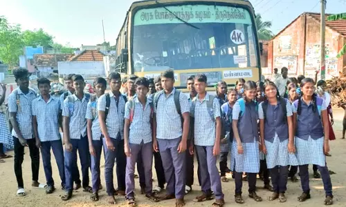 நெல்லையில் இருந்து மானூருக்கு அரசு பஸ்சை நீட்டிப்பு செய்ததற்கு எதிர்ப்பு - மாணவ-மாணவிகள் மறியலில் ஈடுபட்டதால் பரபரப்பு