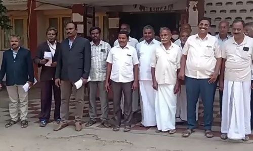 விவசாயிகளுக்கு இழப்பீடு வழங்காததால் ராசிபுரம் தாலுகா ஆபீஸ் ஜப்தி செய்ய சென்ற கோர்ட் ஊழியர்கள்
