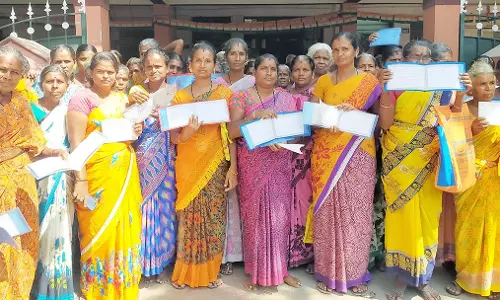 பெண் தொழிலாளர்கள் போராட்டம்