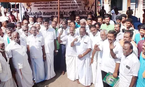 கிராம ஜல்லிக்கட்டு கமிட்டினர் ஆர்ப்பாட்டம்