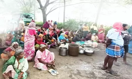 பஸ்சை சிறைபிடித்து பொதுமக்கள் சாலை மறியல்