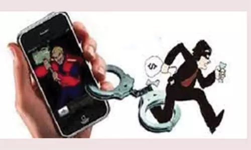 ரெயிலில் செல்போன் திருடிய வாலிபர் கைது