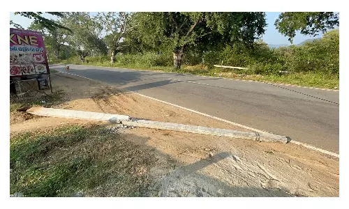 லாரி மோதியதால் 2 கேபிள் கம்பங்கள் நடுரோட்டில் விழுந்தது