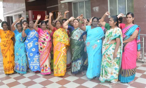 கிருஷ்ணகிரியில்அம்மா உணவக ஊழியர்கள் ஆர்ப்பாட்டம்