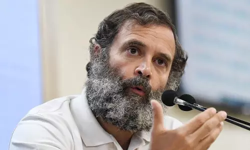 கிழிந்த ஆடையில் உள்ள ஏழை குழந்தைகளை தெரியவில்லையா? - ராகுல் காந்தி ஆவேசம்