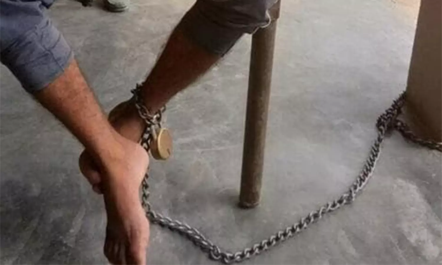 குடிபோதையில் தகராறு செய்த கணவரை நாய் சங்கிலியால் கட்டிப்போட்ட பெண் குடிபோதையில் தகராறு செய்த கணவரை நாய் சங்கிலியால் கட்டிப்போட்ட பெண்