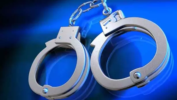 தூத்துக்குடியில் வியாபாரிக்கு வெட்டு- ரவுடி கைது தூத்துக்குடியில் வியாபாரிக்கு வெட்டு- ரவுடி கைது
