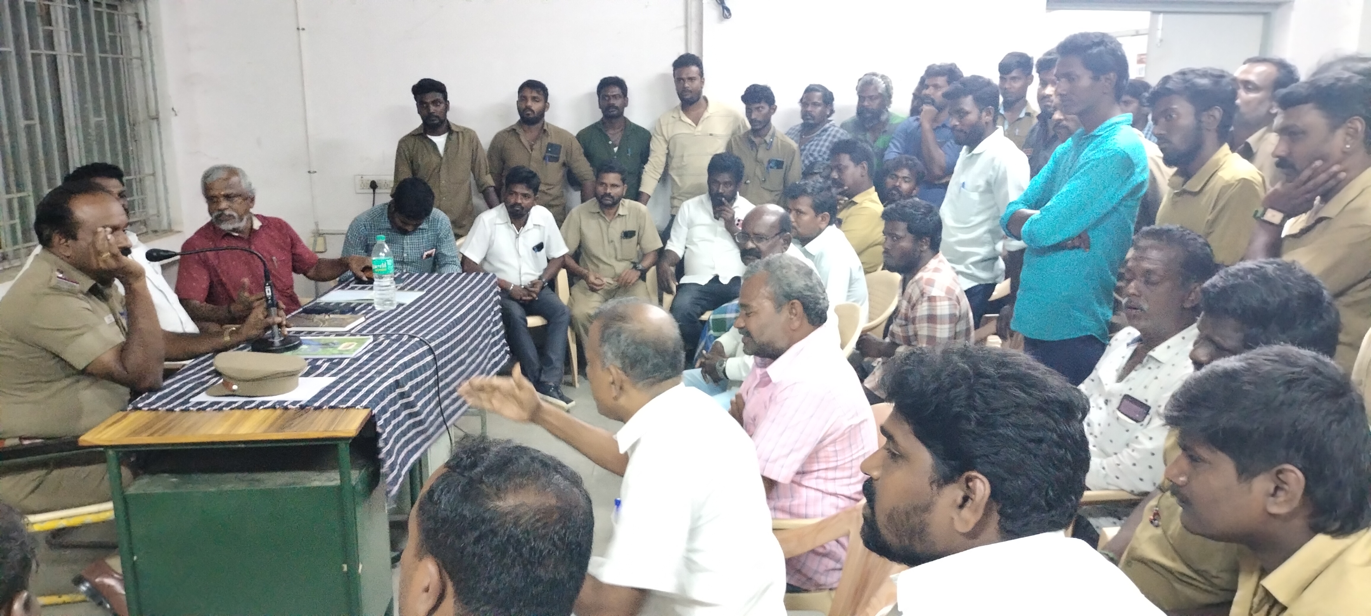 ஜெயங்கொண்டத்தில் ஆட்டோ டிரைவர்களுக்கிடையே மோதல்-வட்டாட்சியர் தலைமையில் பேச்சுவார்த்தை