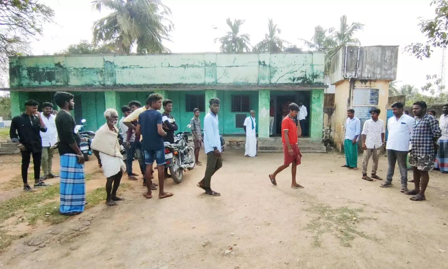 அரசு பள்ளி மாணவிகளுக்கு பாலியல் தொல்லை கொடுத்த ஆசிரியருக்கு அடி-உதை: பெற்றோர்கள் முற்றுகை போராட்டம் அரசு பள்ளி மாணவிகளுக்கு பாலியல் தொல்லை கொடுத்த ஆசிரியருக்கு அடி-உதை: பெற்றோர்கள் முற்றுகை போராட்டம்