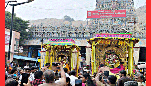 திருப்பரங்குன்றத்தில் நடராஜர்-சிவகாமி அம்மன் வீதி உலா திருப்பரங்குன்றத்தில் நடராஜர்-சிவகாமி அம்மன் வீதி உலா