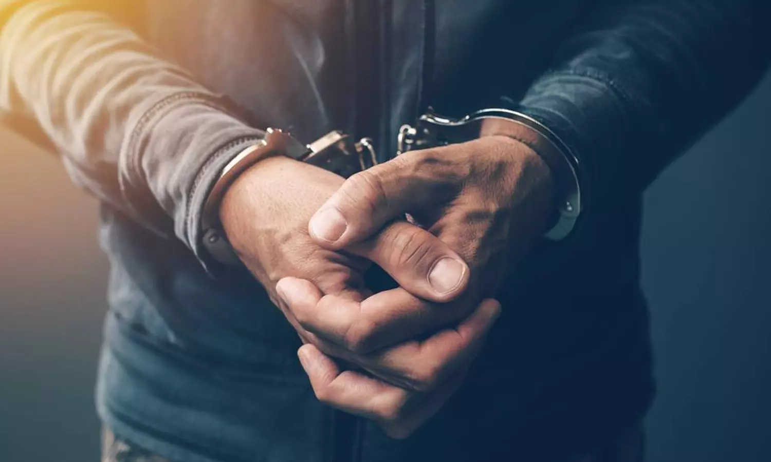 தூத்துக்குடியில்  சட்டவிரோதமாக மது பாட்டில்கள்  பதுக்கி விற்ற 4 பேர் கைது