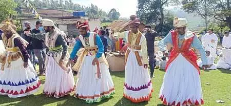 நீலகிரியில் கோவில் திருவிழாவை கொண்டாடிய கோத்தர் இன மக்கள் நீலகிரியில் கோவில் திருவிழாவை கொண்டாடிய கோத்தர் இன மக்கள்
