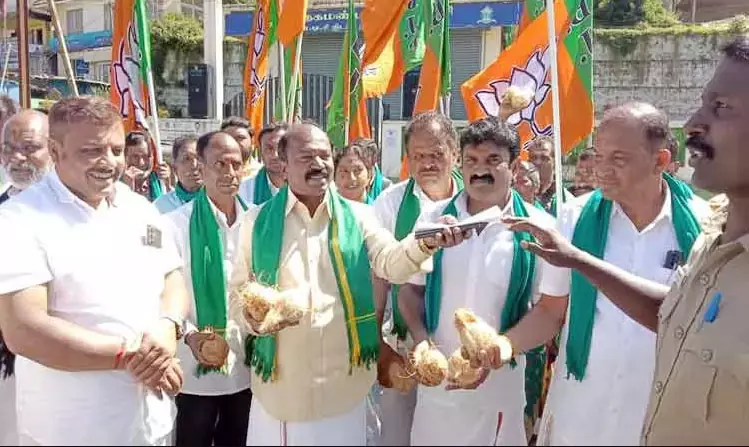 ஊட்டியில் பா.ஜனதா கட்சியினர் ஆர்ப்பாட்டம் ஊட்டியில் பா.ஜனதா கட்சியினர் ஆர்ப்பாட்டம்