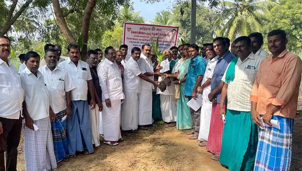 கபிலர்மலை வட்டார விவசாயிகளுக்கு தென்னங்கன்றுகள் வழங்கும் நிகழ்ச்சி கபிலர்மலை வட்டார விவசாயிகளுக்கு தென்னங்கன்றுகள் வழங்கும் நிகழ்ச்சி