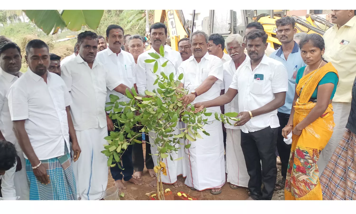 அங்கன்வாடி மையம் கட்டுவதற்கு அடிக்கல் நாட்டிய எம்.எல்.ஏ. அங்கன்வாடி மையம் கட்டுவதற்கு அடிக்கல் நாட்டிய எம்.எல்.ஏ.