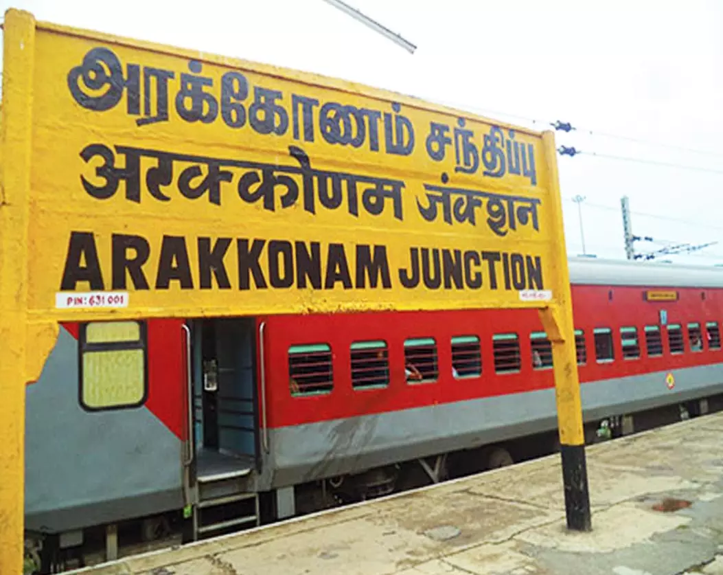 டிக்கெட் எடுக்க ஏற்படும் நெரிசலை கட்டுப்படுத்த தடுப்புகள் அமைப்பு டிக்கெட் எடுக்க ஏற்படும் நெரிசலை கட்டுப்படுத்த தடுப்புகள் அமைப்பு