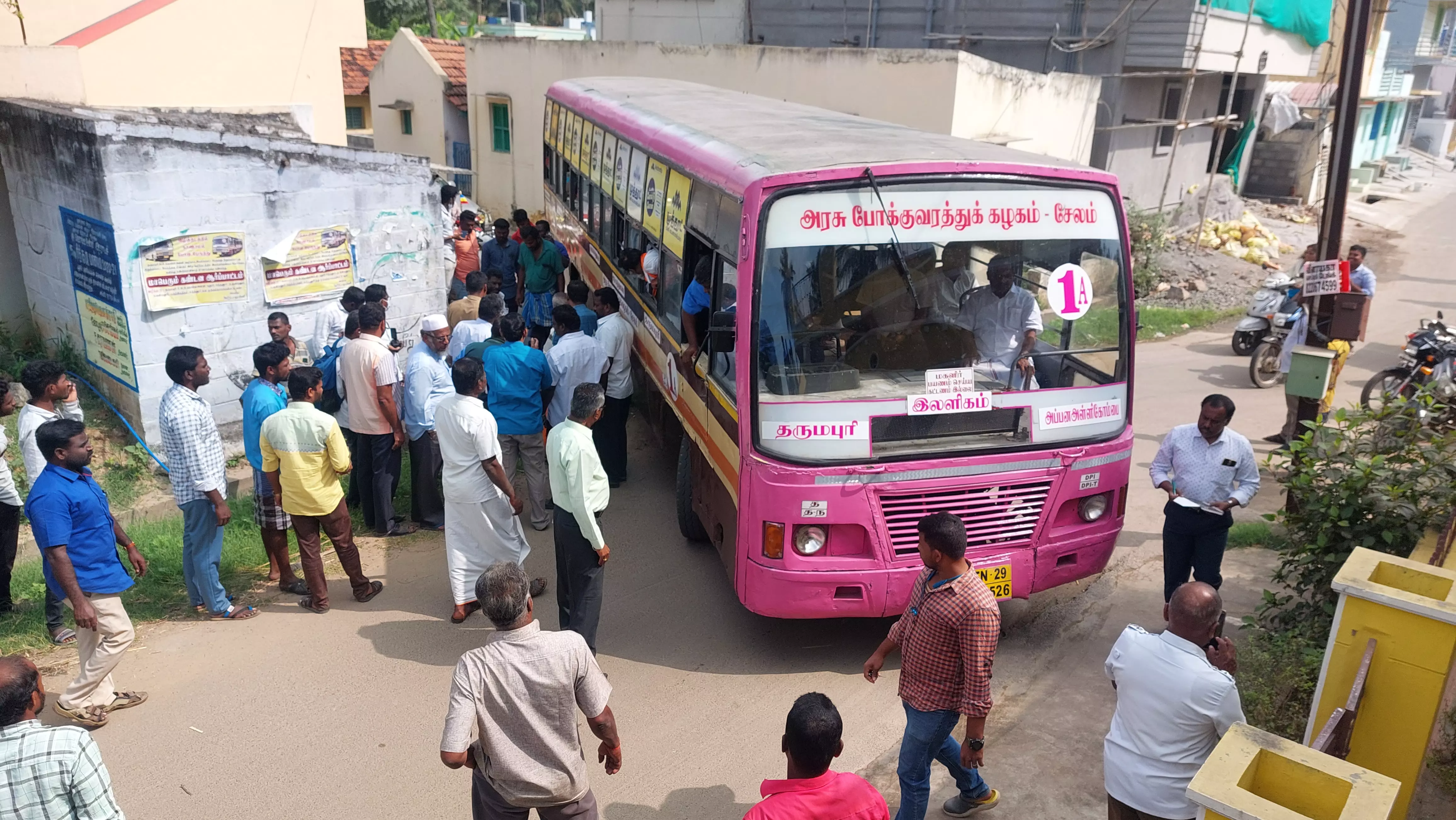 தருமபுரி அருகே சாலை ஓரங்களில் இருந்த ஆக்கிரமிப்புகள் அகற்றம்