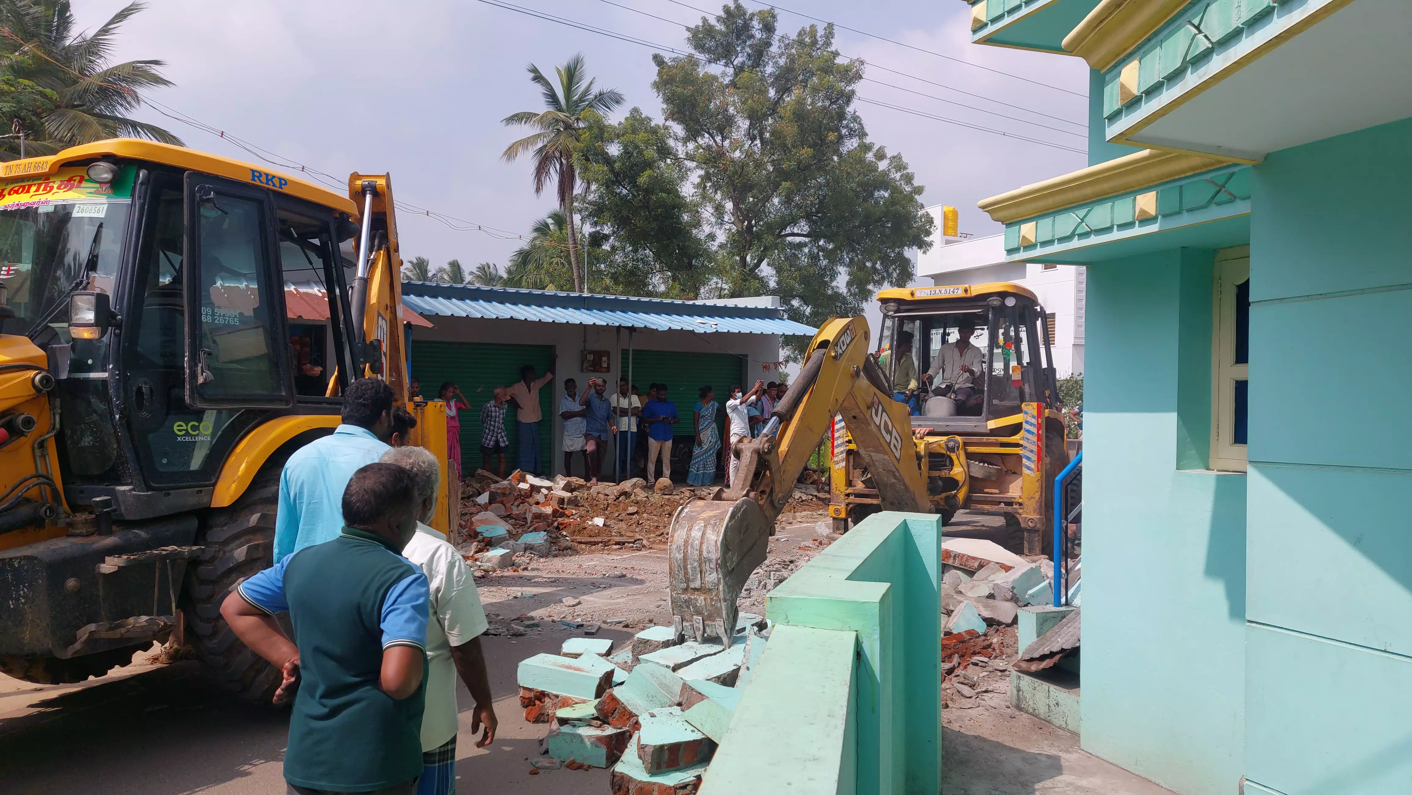 தருமபுரி அருகே சாலை ஓரங்களில் இருந்த ஆக்கிரமிப்புகள் அகற்றம்