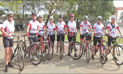 சைக்கிளில் உலகம் சுற்றும் 50 வயதை கடந்த நெதர்லாந்து நாட்டு பெண்கள் சென்னை வந்தனர்