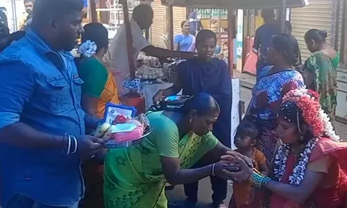 9 வகை சீர்வரிசையுடன் ஏழை கர்ப்பிணி பெண்ணுக்கு வளைகாப்பு- சாலையோர வியாபாரிகள் நடத்தி வைத்தனர்