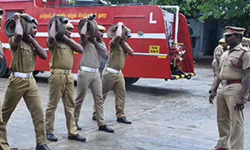 டிராக்டா் சக்கரத்தில் சிக்கிய வாலிபரை மீட்ட தீயணைப்பு வீரர்கள்