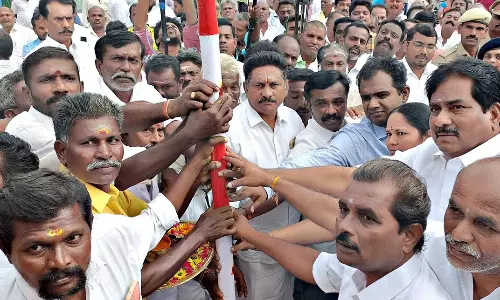 ஜல்லிக்கட்டு போட்டியில் சிறந்த வீரருக்கு கார் பரிசு- அமைச்சர் உதயநிதி ஸ்டாலின் வழங்குகிறார்