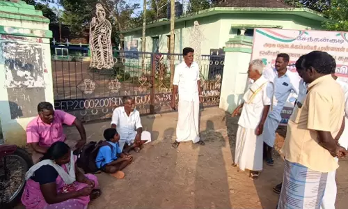 வீட்டிற்கு செல்ல பாதை வசதி கோரி குடும்பத்தினருடன் 4-ம் வகுப்பு மாணவன் காத்திருப்பு போராட்டம்