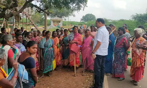 கறம்பக்குடி அருகே காலி குடங்களுடன் கிராம மக்கள் சாலை மறியல்