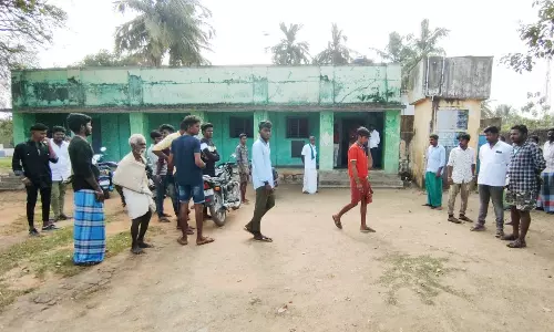 அரசு பள்ளி மாணவிகளுக்கு பாலியல் தொல்லை கொடுத்த ஆசிரியருக்கு அடி-உதை: பெற்றோர்கள் முற்றுகை போராட்டம்