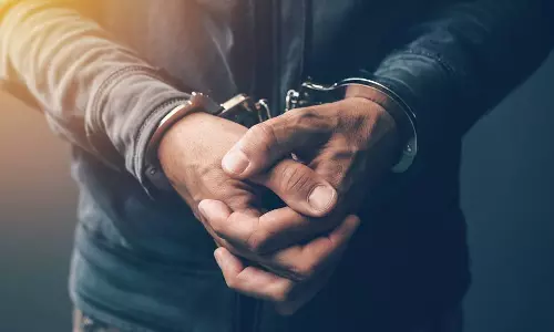 தூத்துக்குடியில்  சட்டவிரோதமாக மது பாட்டில்கள்  பதுக்கி விற்ற 4 பேர் கைது