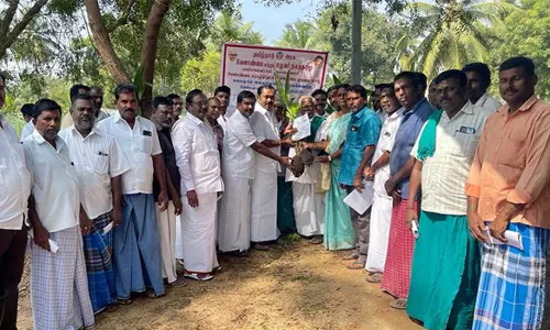 கபிலர்மலை வட்டார விவசாயிகளுக்கு தென்னங்கன்றுகள் வழங்கும் நிகழ்ச்சி