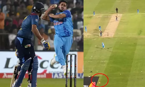 அதிவேகத்தில் பந்து வீசிய உம்ரான் மாலிக்...பல அடி தூரம் பறந்த பெய்ல்ஸ்