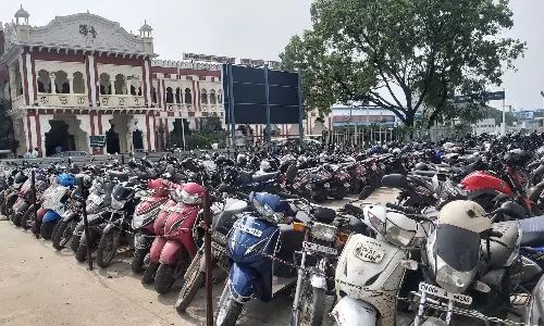 எழும்பூர், சென்ட்ரல் நிலையங்களில் நிழற்கூரை இல்லாததால் வெயில் மழையால் பாதிக்கப்படும் வாகனங்கள்