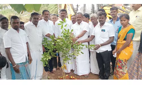 அங்கன்வாடி மையம் கட்டுவதற்கு அடிக்கல் நாட்டிய எம்.எல்.ஏ.